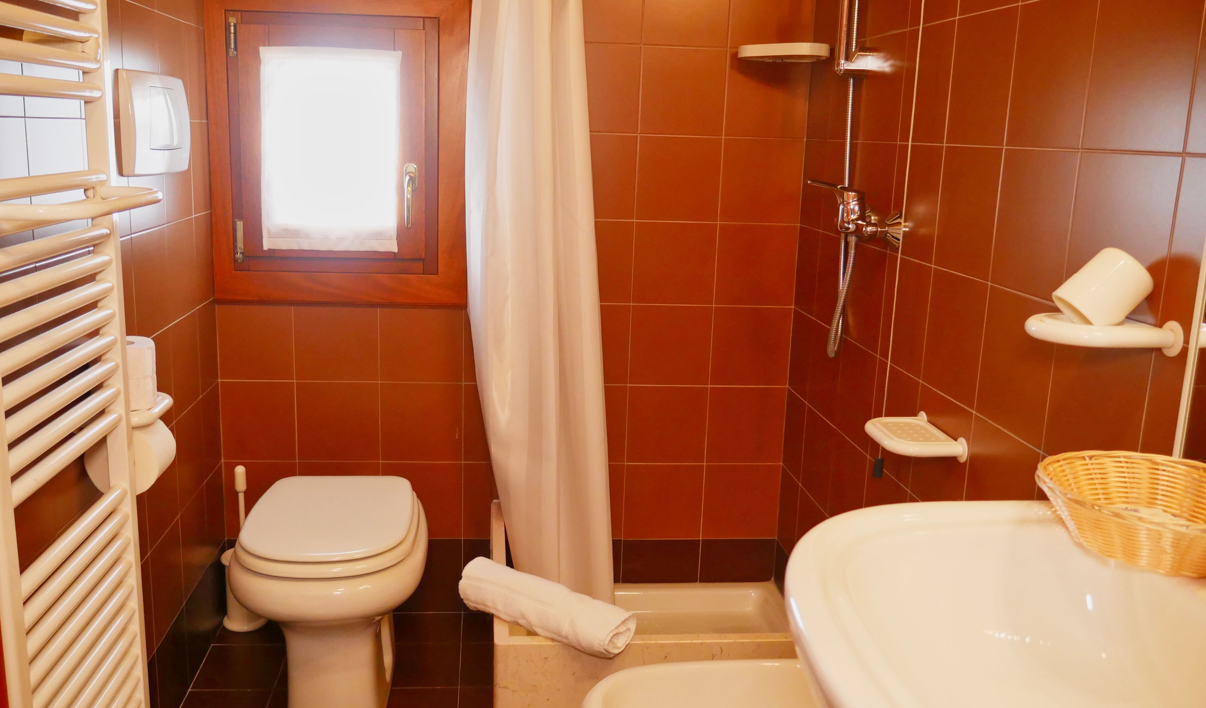 Ein Badezimmer mit Toilette, Dusche und Badewanne.