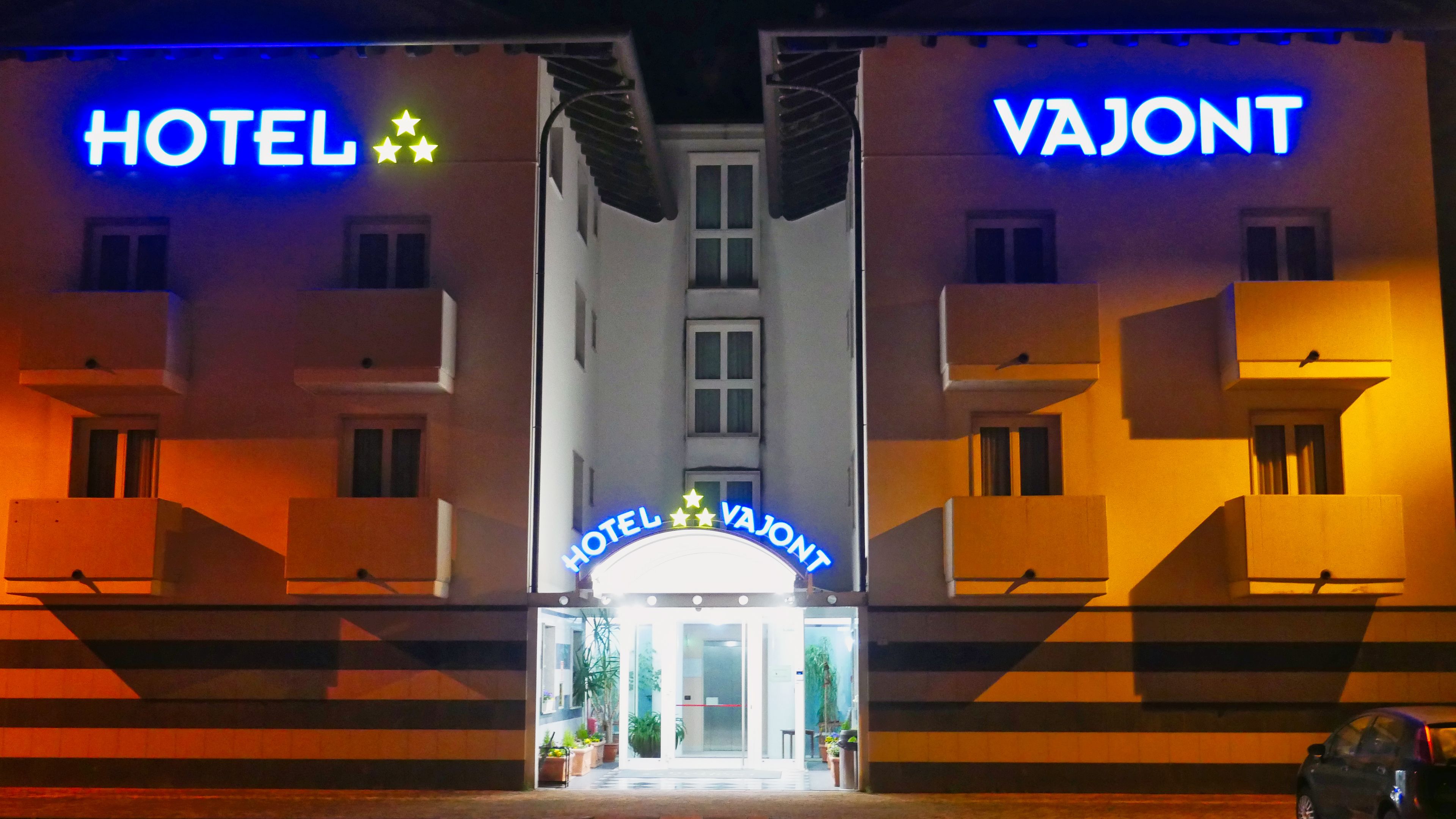 A hotel entrance with a sign reading "HOTEL VAJONT" and a star symbol.