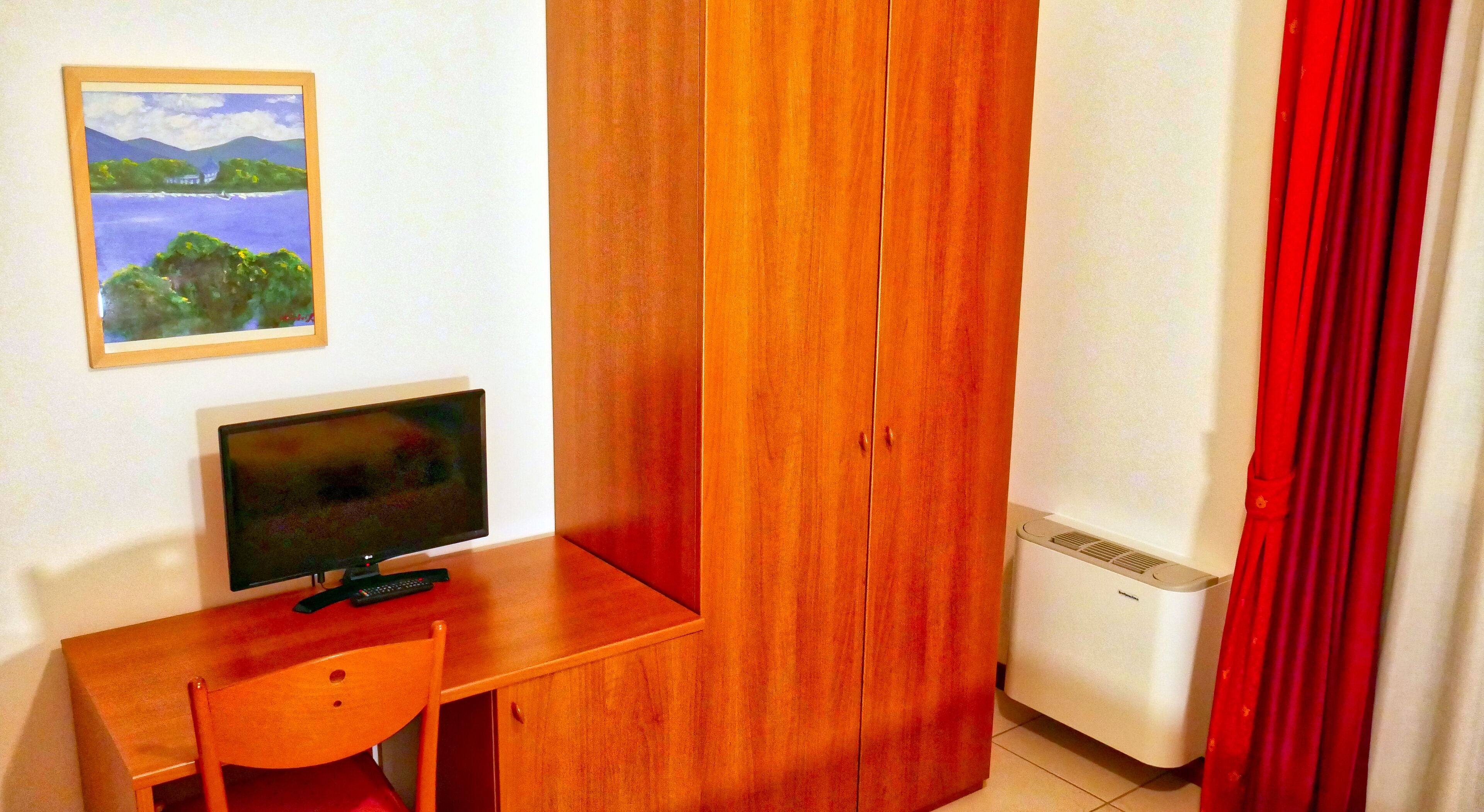 2 bedrooms, in-room safe, desk, blackout curtains