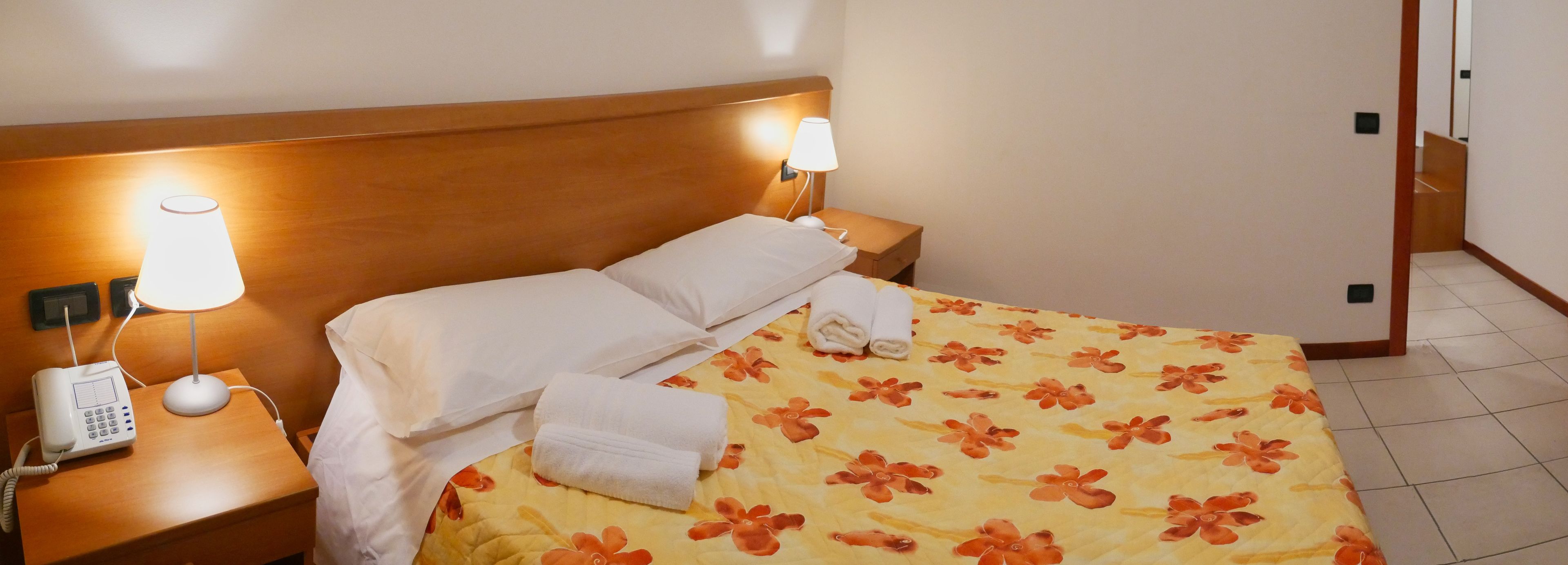 standard double room | 2 bedrooms, in-room safe, desk, blackout curtains