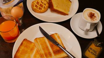 Tägliches Frühstücksbuffet (8 EUR pro Person)