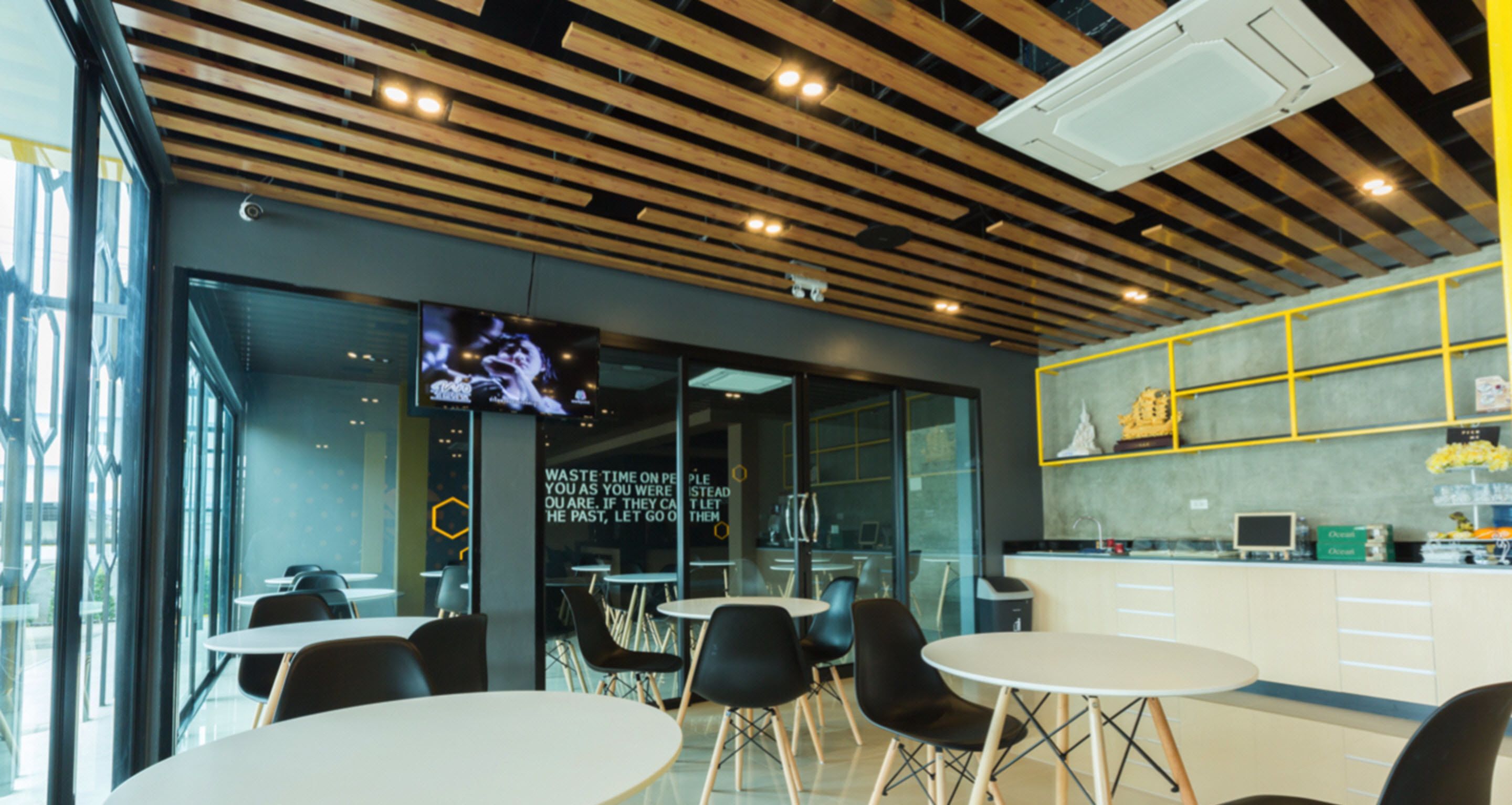 فطور من الأطباق المحلية يوميًا مقابل رسوم