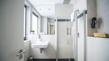 Departamento, 2 habitaciones | Baño | Regadera, regadera tipo lluvia, secadora de cabello, toallas