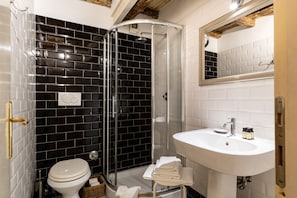 Design-Doppelzimmer zur Einzelnutzung | Badezimmer | Dusche, kostenlose Toilettenartikel, Haartrockner, Bademäntel