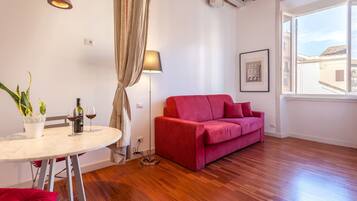 Svit Design - 1 sovrum - kök - utsikt mot staden | Duntäcken, skrivbord, arbetsyta för laptop och strykjärn/strykbräda