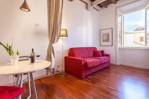 Design-Suite, 1 Schlafzimmer, Küche, Stadtblick | Daunenbettdecken, Schreibtisch, laptopgeeigneter Arbeitsplatz