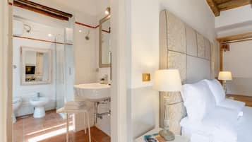 Habitación de diseño doble de uso individual | Baño | Ducha, artículos de higiene personal gratuitos y secador de pelo