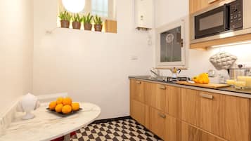 Suíte design, 1 quarto, cozinha, vista para a cidade | Cozinha privada | Geladeira, máquina de café expresso
