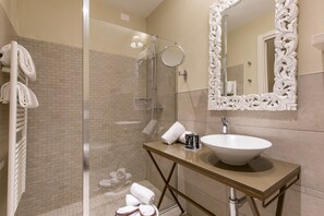 Junior Suite (Deluxe) | Bathroom shower - Residenza Bonifacio (Verona)
