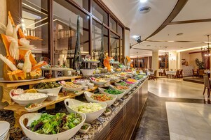 Un bufé con diferentes opciones de comida y detalles decorativos.