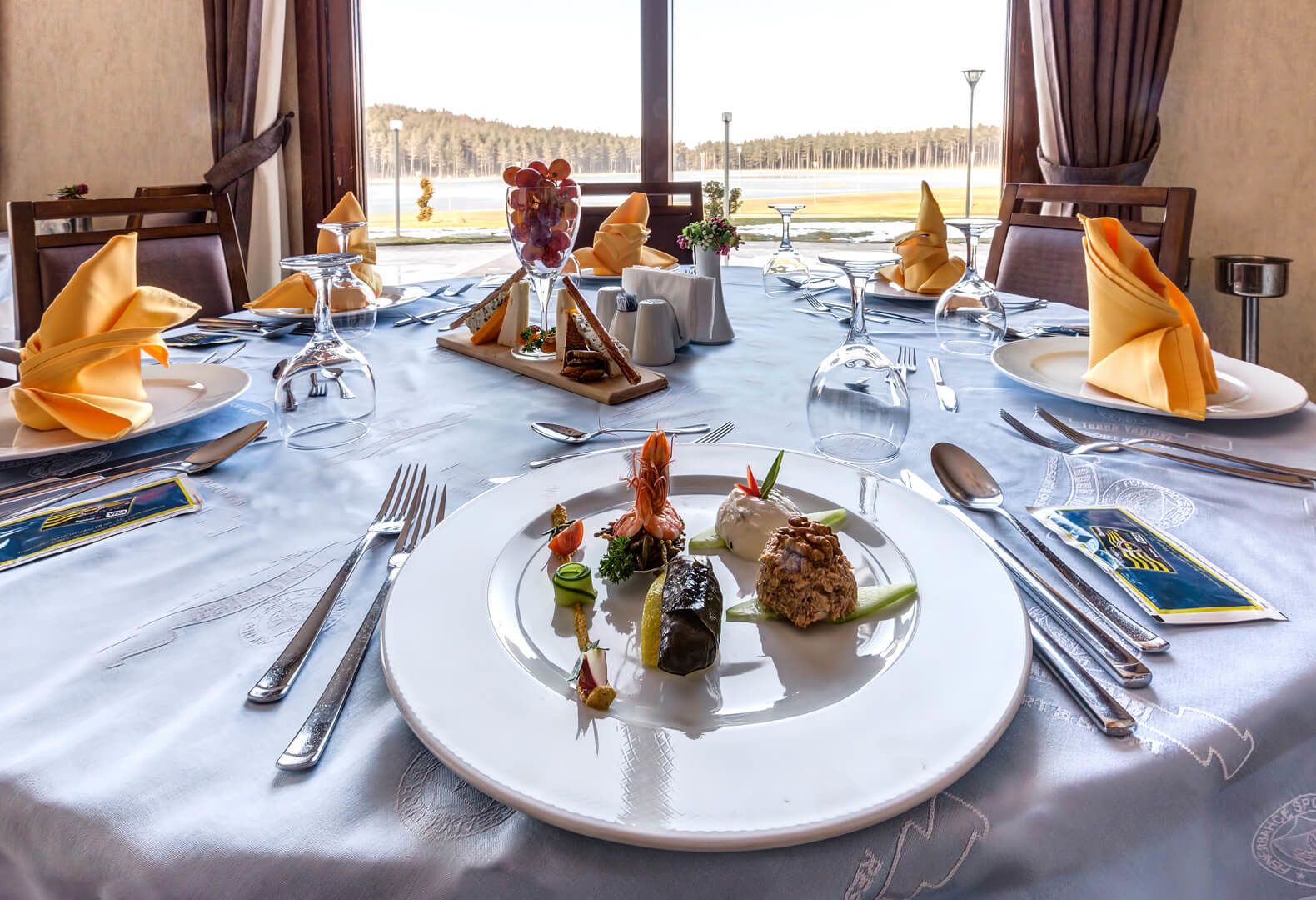 Una mesa de comedor dispuesta para una comida con vistas panorámicas.