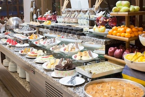A buffet with various food items and a fruit display. - Fenerbahce Topuk Yaylasi Resort & Sport Topuk Yaylası (Kaynasli)