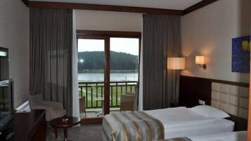 Standard Room, Lake View | Minibar, in-room safe, desk, iron/ironing board