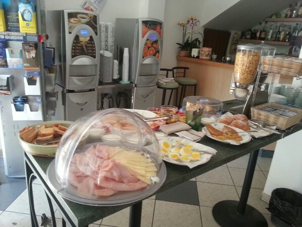 Free daily buffet breakfast