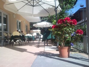 Outdoor dining - Hotel Trinidad (Rimini)