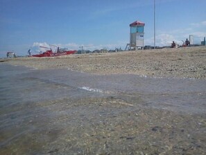 Perto da praia, areia branca, barracas de praia de cortesia 