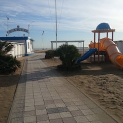 Una spiaggia nelle vicinanze, sabbia bianca, cabine da spiaggia gratuite