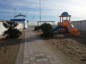Perto da praia, areia branca, barracas de praia de cortesia 