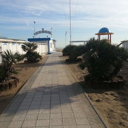 Una spiaggia nelle vicinanze, sabbia bianca, cabine da spiaggia gratuite