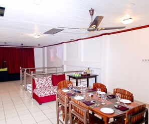 Breakfast (USD 5.00 per person)