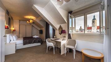 Deluxe Studio Suite | Minibar, in-room safe, blackout drapes, soundproofing