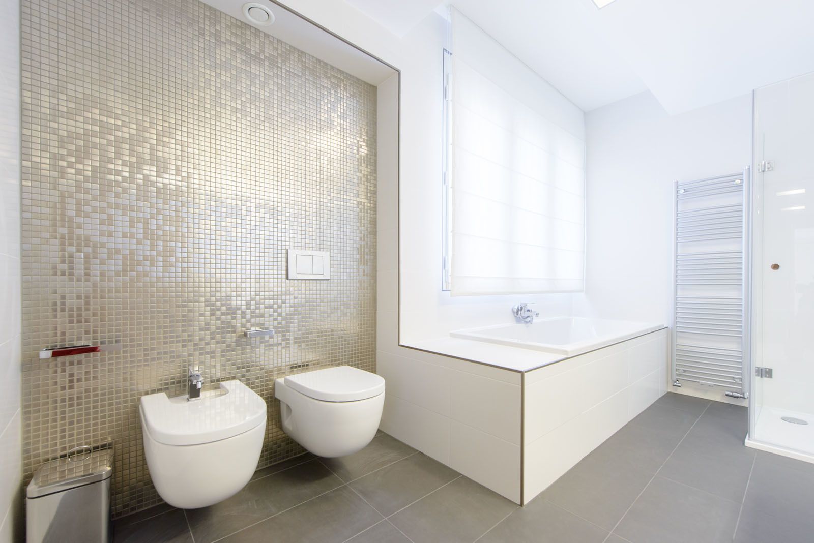 combined shower/bathtub, rainfall showerhead, free toiletries