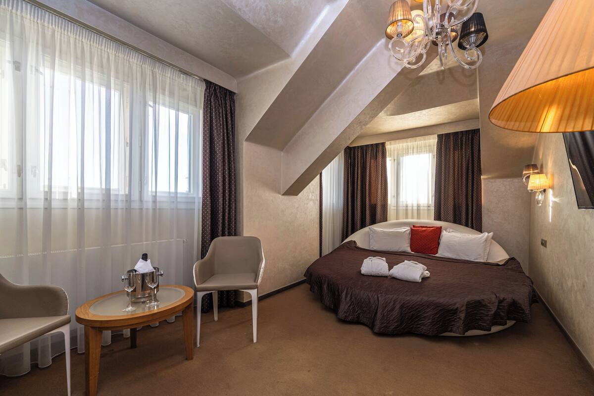 Romantic Süit, 1 En Büyük (King) Boy Yatak (Round Bed) | Odada kasa, güneşlik/perde, ses yalıtımı, ütü/ütü masası 
