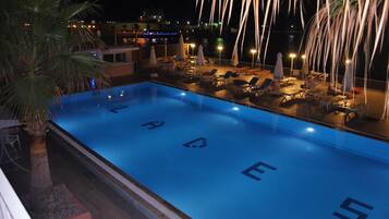 Piscina all'aperto, ombrelloni da piscina, lettini