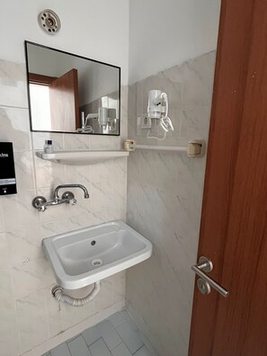 Chuveiro, produtos de toalete grátis, secador de cabelo, chinelos