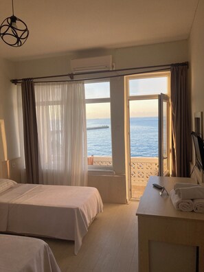 Free minibar, desk, laptop workspace, iron/ironing board