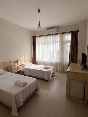 Classic Twin Room | Bar mini percuma, meja, ruang kerja komputer riba 