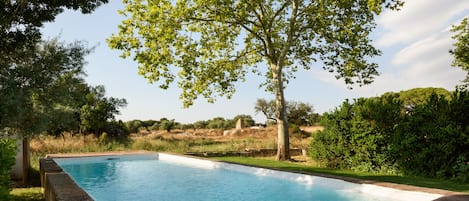 2 piscines extérieures, chaises longues