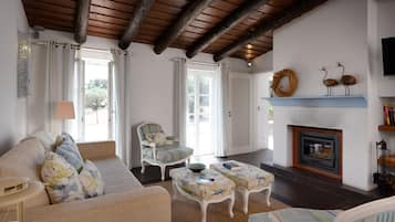 Villa Tradizionale, 1 letto matrimoniale con divano letto | Soggiorno | TV LCD 32 pollici con canali digitali, TV, giocattoli