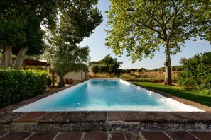 2 outdoor pools, pool loungers