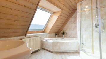 Comfort-Doppelzimmer | Badezimmer | Dusche, kostenlose Toilettenartikel, Haartrockner, Handtücher