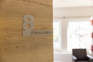 A wooden wall with a sign indicating room number 8 and the name 'STRAUSSEN'. - Hotel-Restaurant STRAUSSEN (Harburg)