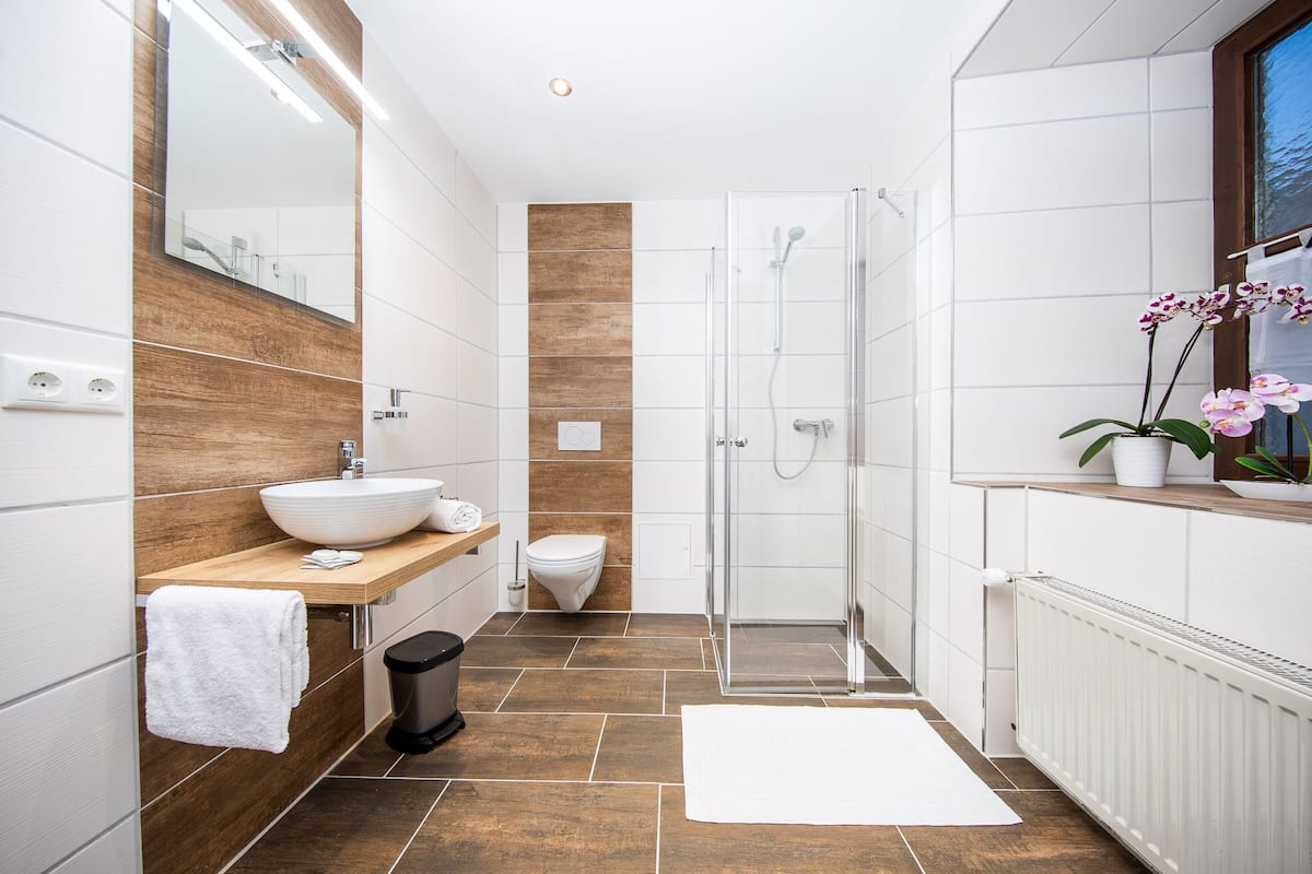 Doppia Comfort | Bagno | Doccia, set di cortesia gratuito, asciugacapelli, asciugamani