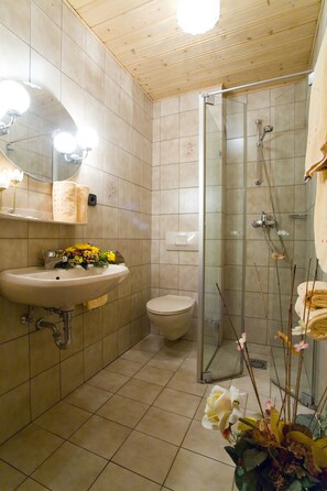 Standard Double Room | Bathroom