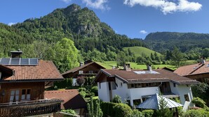 Ein Bergdorf mit traditionellen Holzhäusern und Solaranlagen.