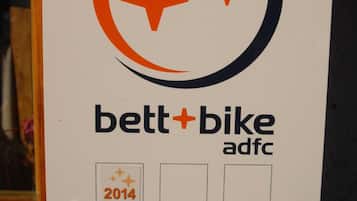 A sign with a logo and text for 'bett+bike adfc' from 2014.