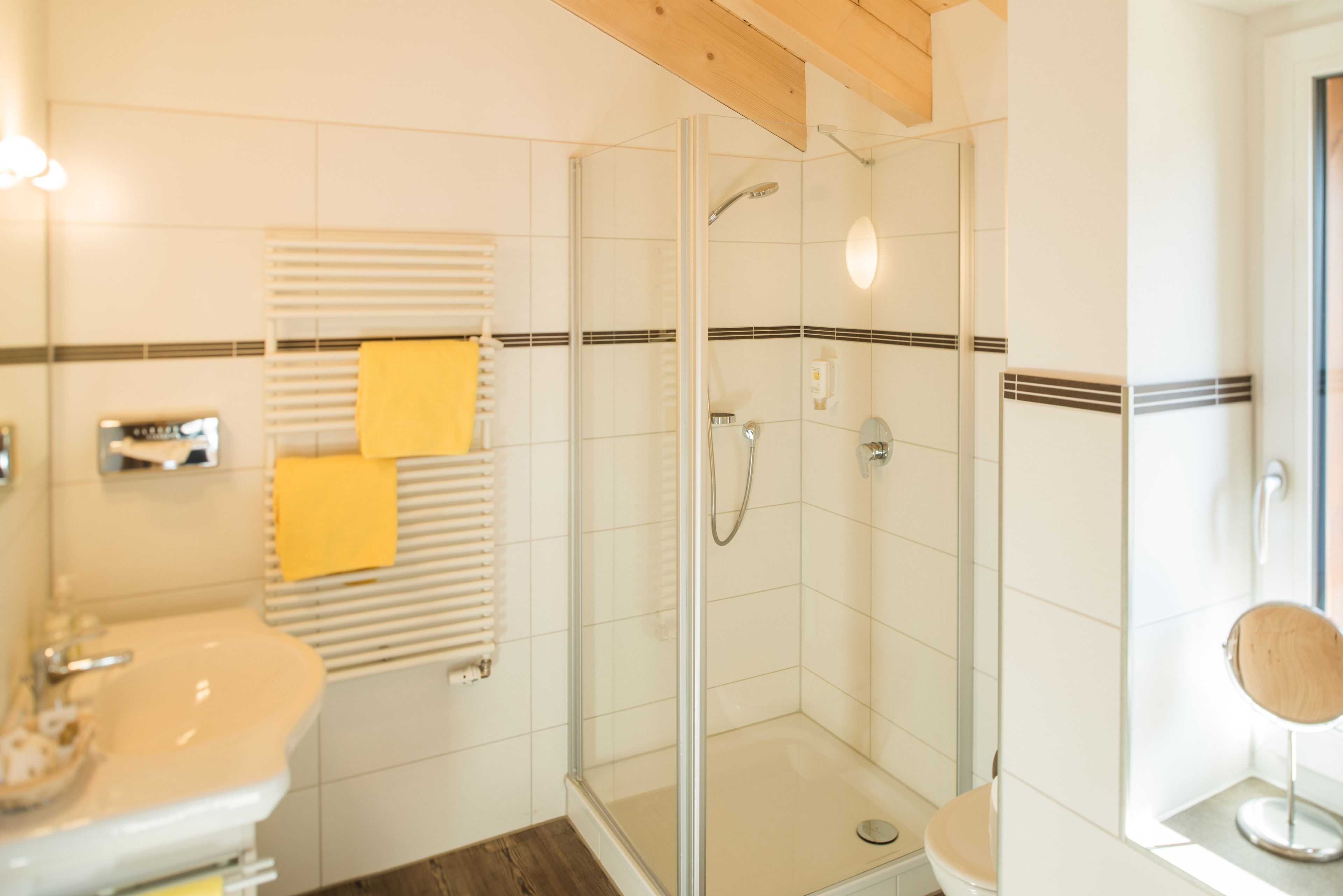Une salle de bain moderne avec une douche à parois de verre, un lavabo et des toilettes.