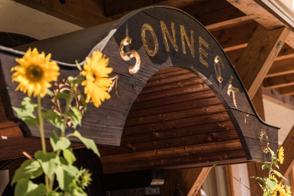 Un cartello di legno con la scritta "SONNET" in caratteri dorati.