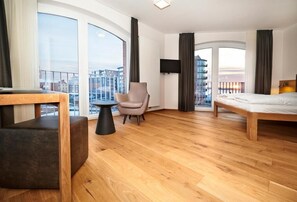 Desk, free WiFi - im-jaich Hotel (Bremerhaven)
