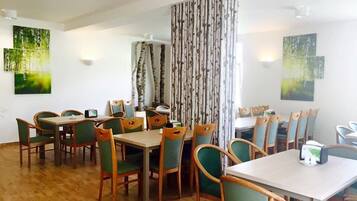 Breakfast (EUR 3.00 per person)