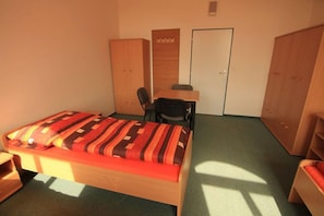 Cofres nos quartos, escrivaninha, cortinas blackout, berços grátis