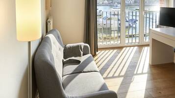 City-Einzelzimmer, Hafenblick | Wohnbereich | Flachbildfernseher