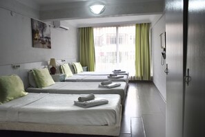 Een kluis op de kamer, een bureau, gratis wifi, beddengoed