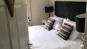Habitación Prestigio, 1 cama King size | Tabla de planchar con plancha, wifi gratis y ropa de cama