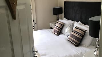 Signature Room, 1 King Bed | Iron/ironing board, free WiFi, bed sheets