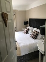 Tabla de planchar con plancha, wifi gratis y ropa de cama 